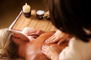 séance de massage ayurvédique à l'institut de beauté Cocooning-by-Julia au Crès
