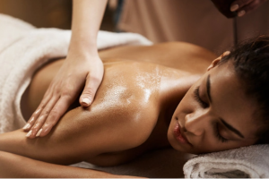 séance de massage détente à l'institut de beauté Cocooning-by-Julia au Crès
